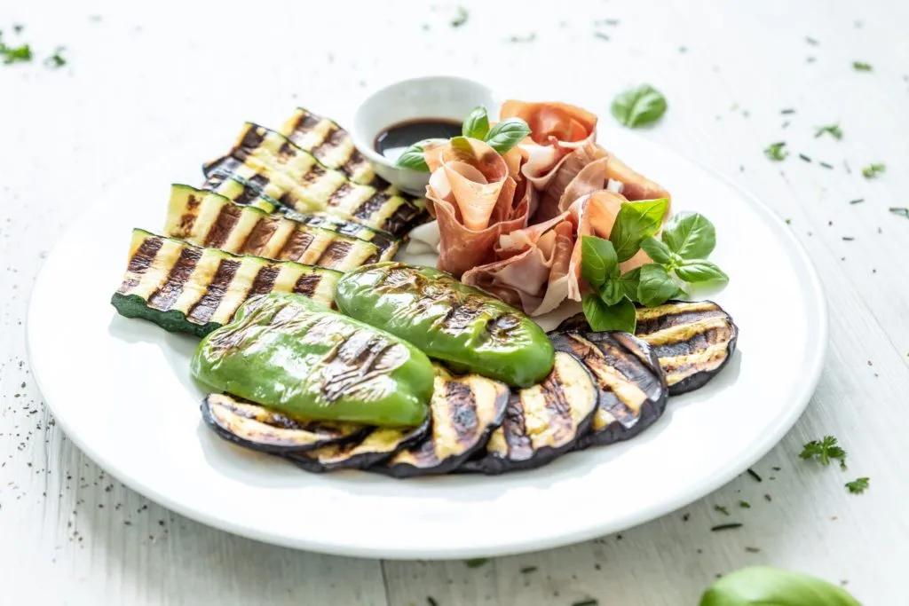 Gegrilltes Gemüse mit Parmaschinken - perfekt für den Sommer