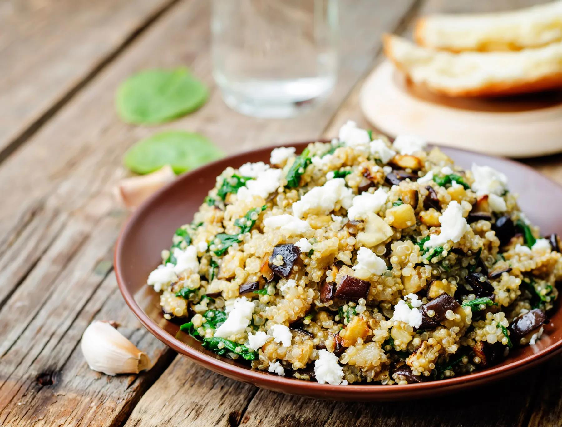 Quinoa-Salat mit Feta - Rezept | kochenOHNE