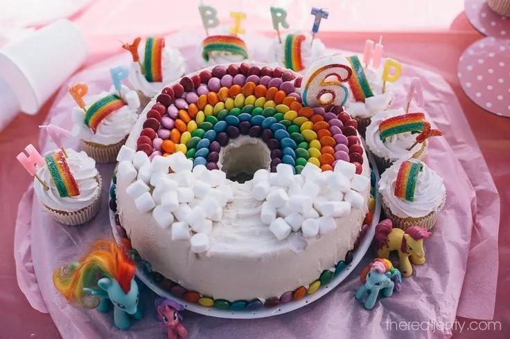 Regenbogen-Geburtstagstorte | 6th birthday cakes, Birthday cake kids ...