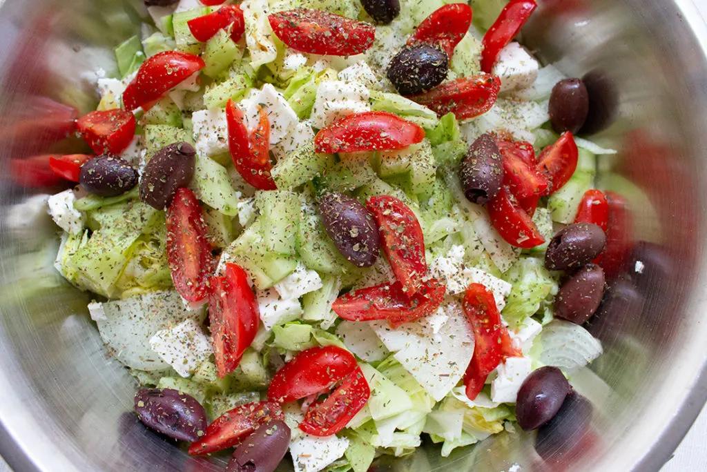 Ein schnelles Essen ohne Großeinkauf: Griechischer Salat