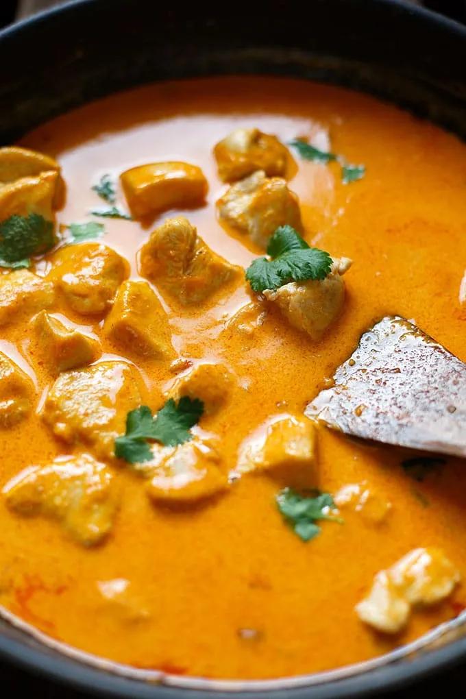 Einfaches Chicken-Curry mit Kokosmilch (30 Minuten!)