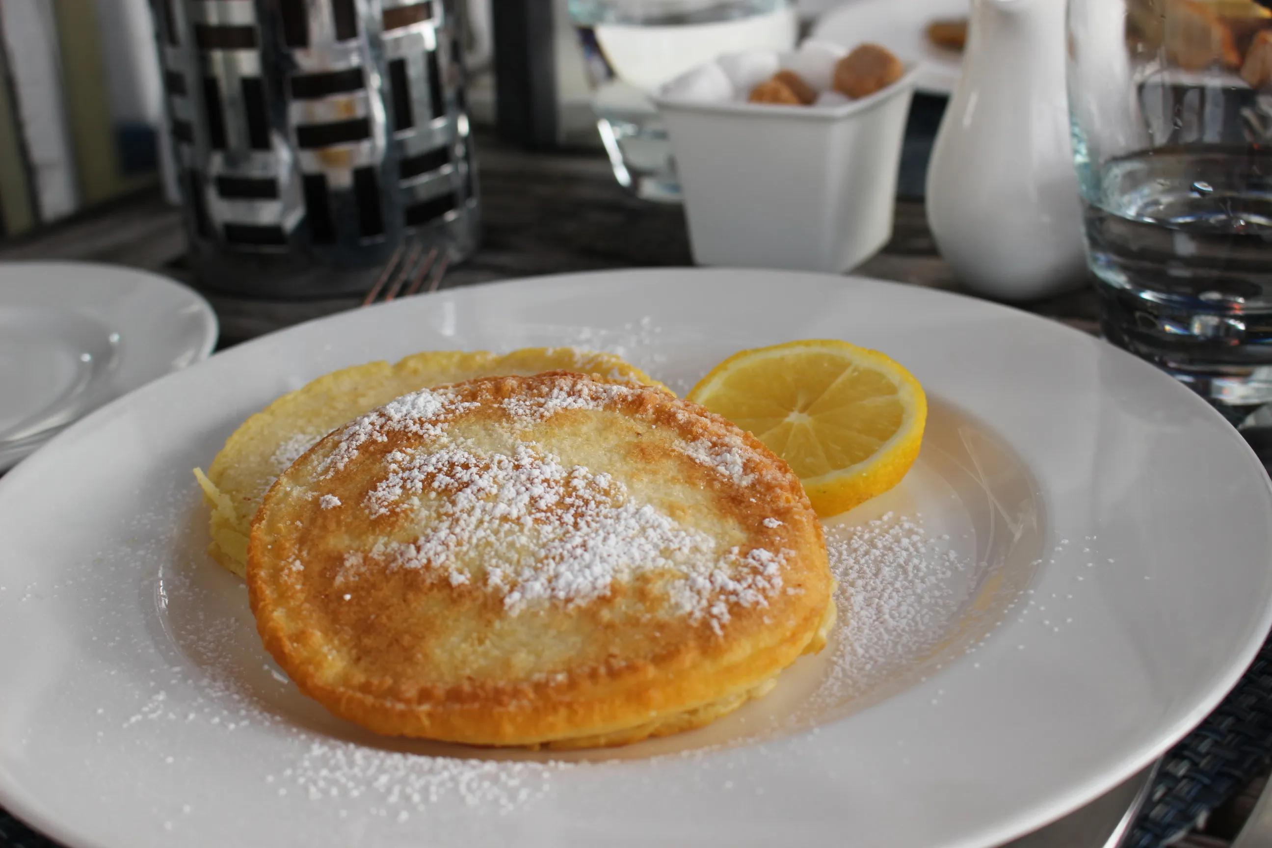 Fluffige amerikanische Pancakes mit Zitrone zum Frühstück [Rezept]