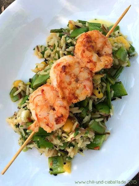 Chili und Ciabatta: Pikante Shrimps mit fruchtigem Reis-Zuckererbsen-Salat