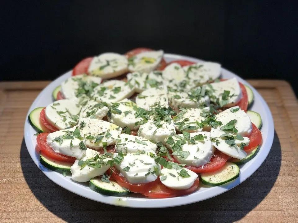 Tomaten - Zucchini Salat mit Mozzarella von Yemaja18 | Chefkoch ...