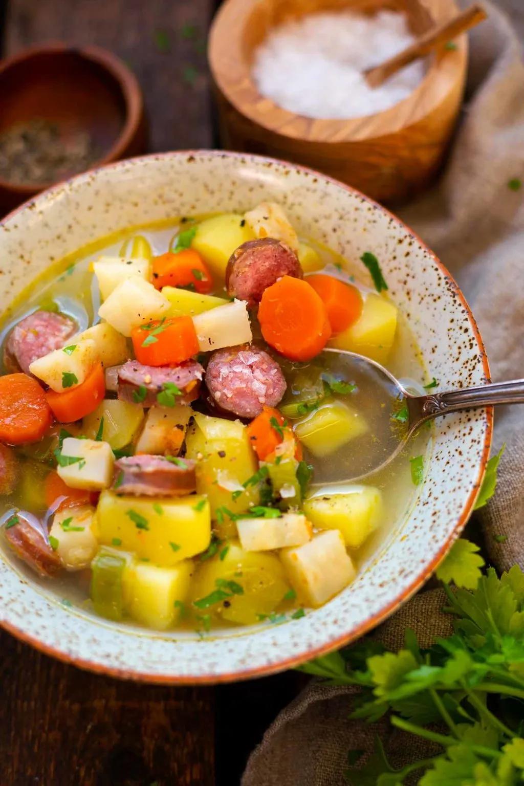 Einfache Kartoffelsuppe mit Würstchen - Kochkarussell