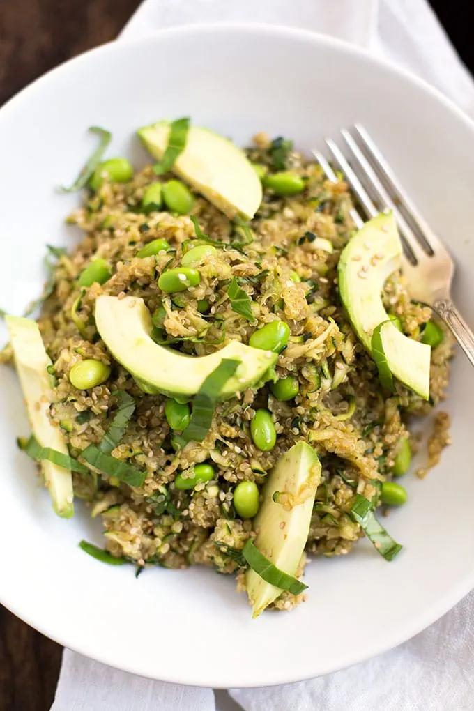 Veganer Quinoa-Salat mit Avocado und Zucchini - Kochkarussell