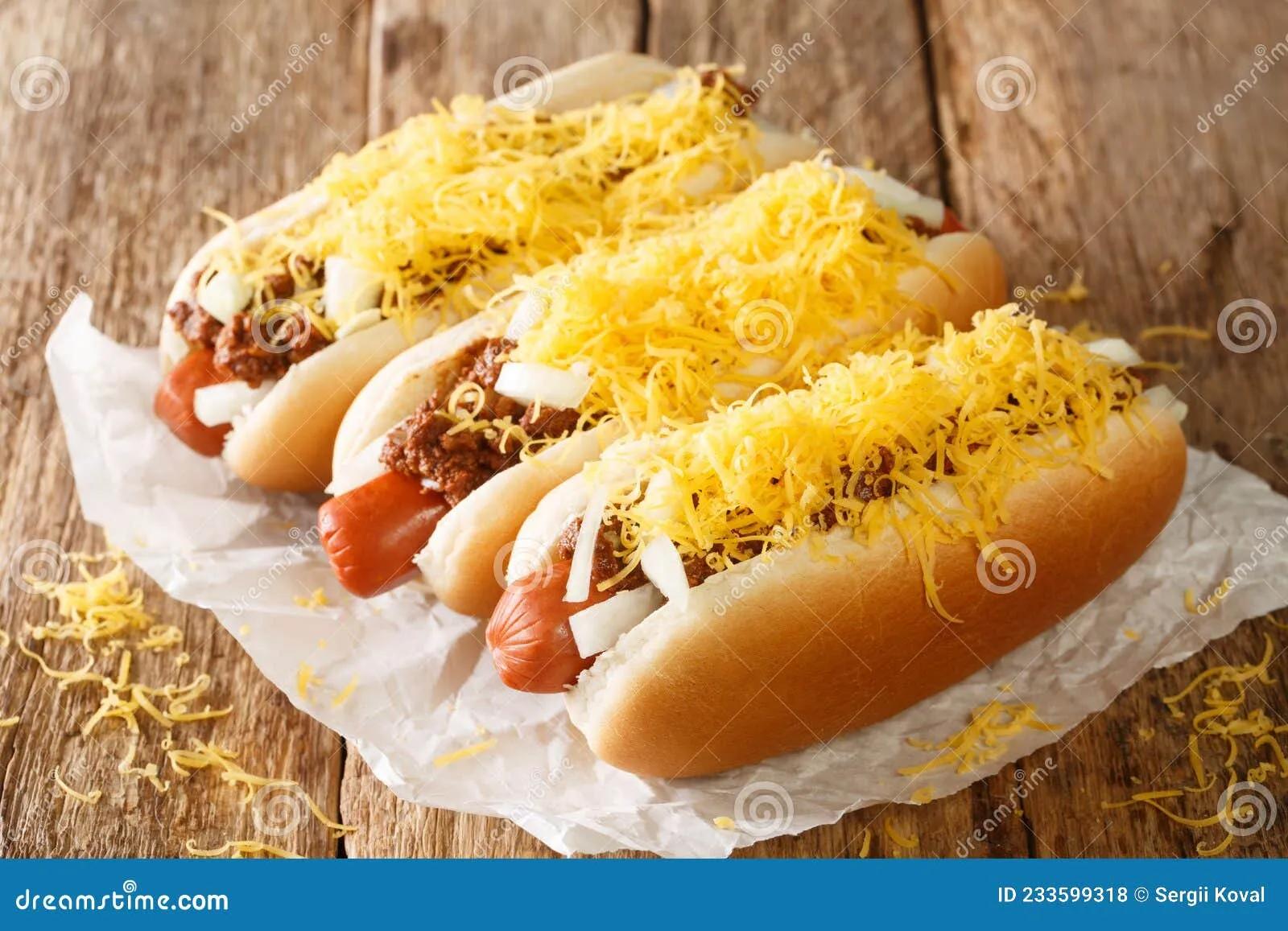 Amerikanische Chili Hot Dog Mit Rinderwurst Cheddar Käse Und Zwiebeln ...