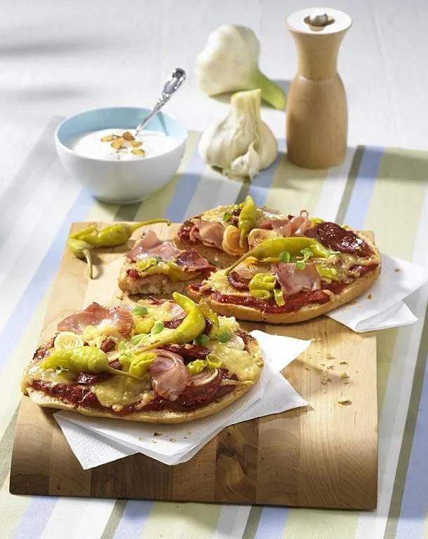 Fladenbrotpizza Schinken-Salami | Fladenbrotpizza, Fladenbrot pizza ...