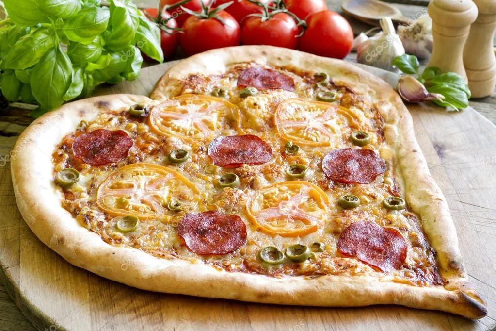 Pizza Mit Frischen Tomaten Und Schinken — Rezepte Suchen