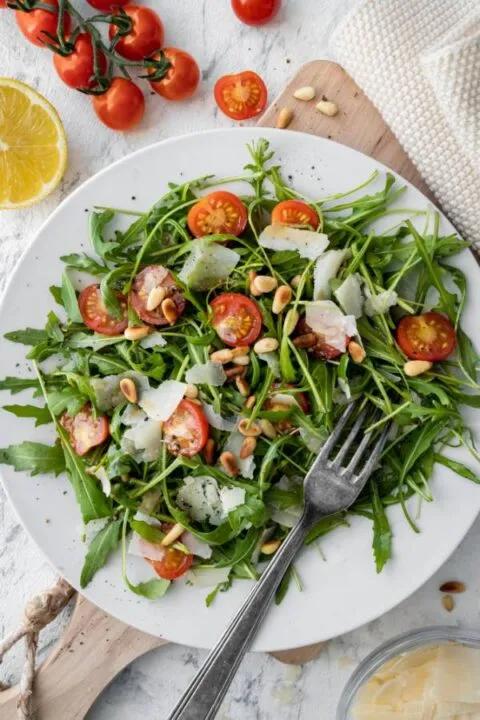 Rucola Salat mit Tomaten und Parmesan - einfach in 15 Minuten