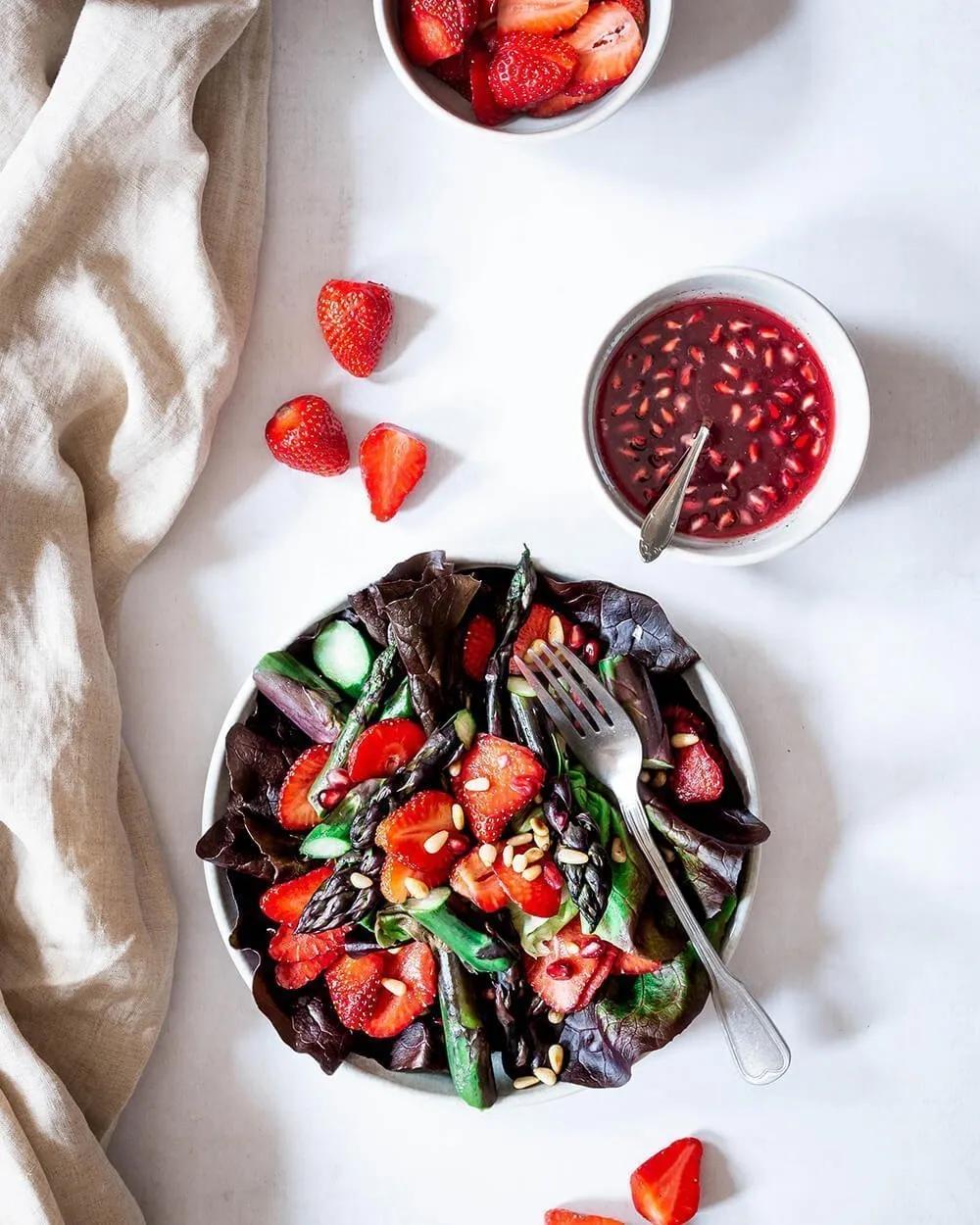 Spargel-Erdbeer-Salat mit Granatapfel-Vinaigrette – Kaleidoscopic Kitchen