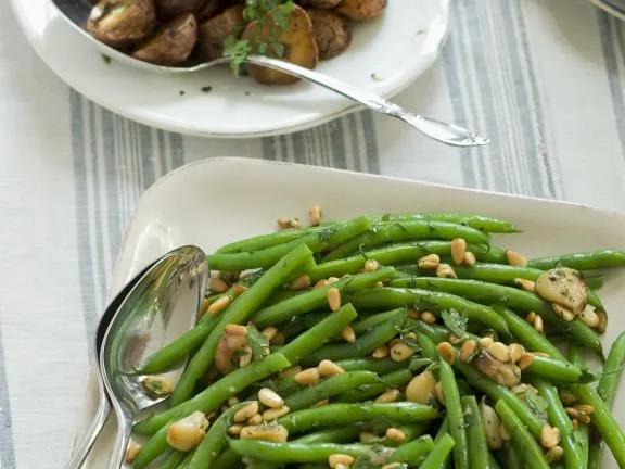 Grüne Bohnen mit Pinienkernen und gebratenen Kartoffeln Rezept | EAT ...