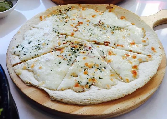 Pizza de gorgonzola fina y crujiente, receta paso a paso