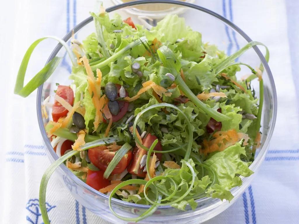 Grüner Salat mit Tomaten und Karotten Rezept | EAT SMARTER