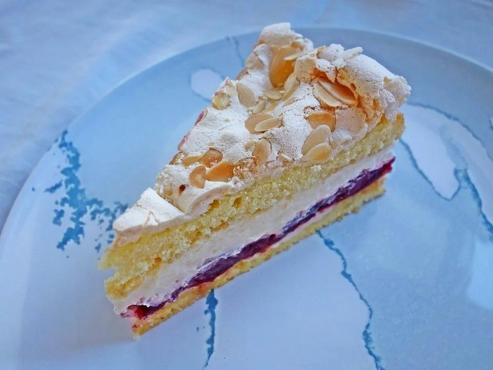 Hansen - Jensen - Torte mit Sauerkirschen von Sivi| Chefkoch