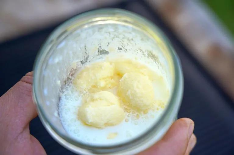 Butter selber machen - Rezept für selbstgemachte Butter aus Sahne