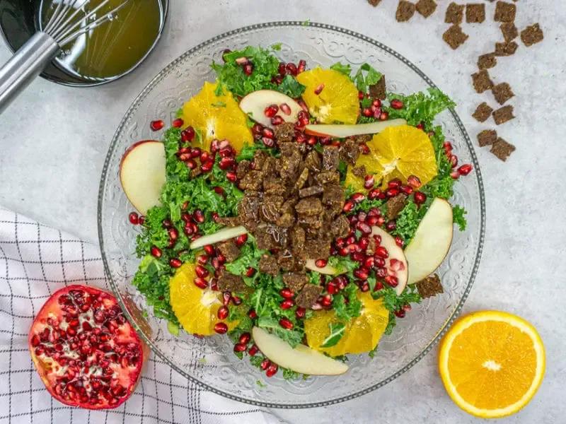 Grünkohl Salat mit Granatapfel und knusprigen Croutons aus dem Münsterland