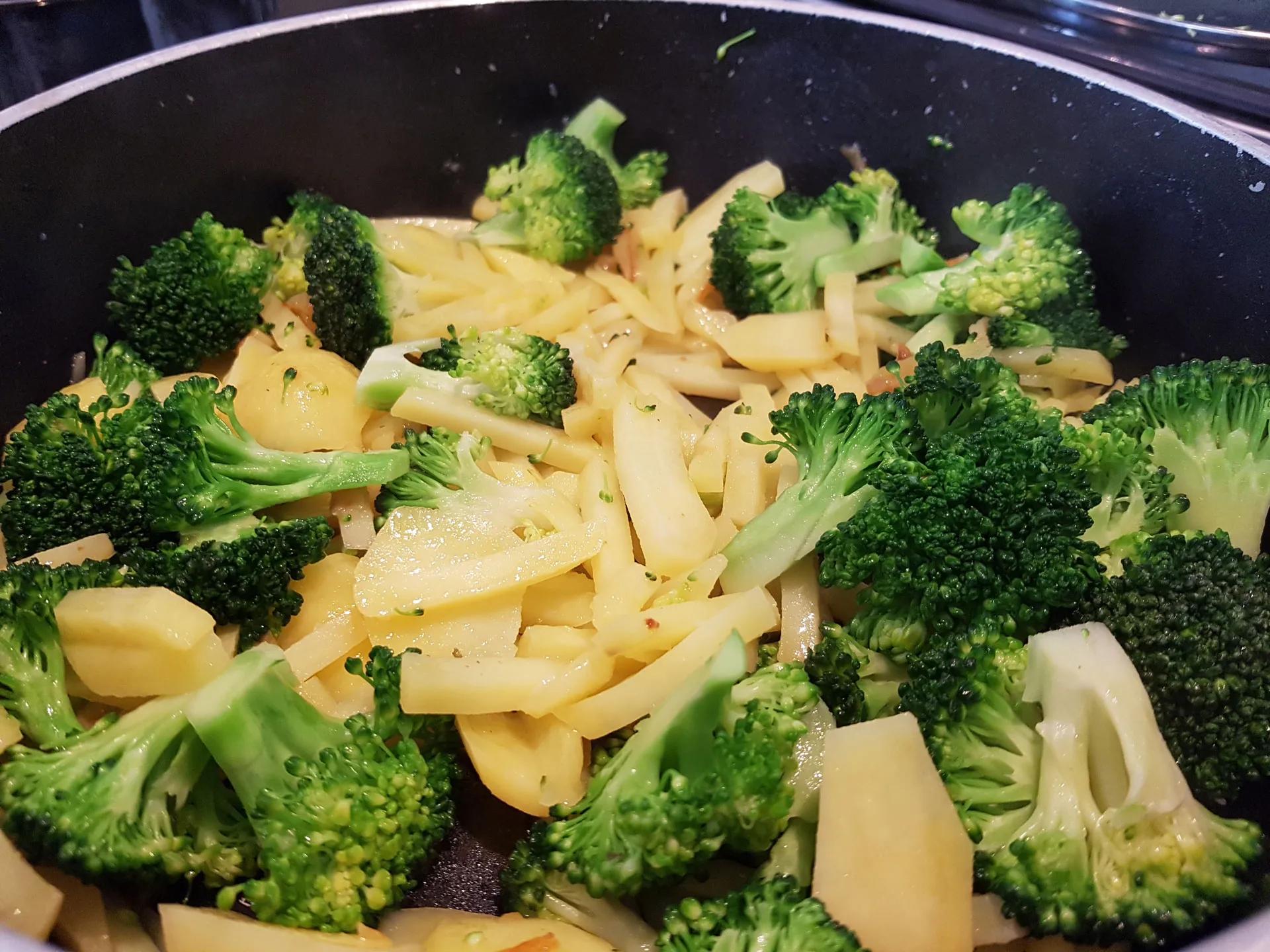Brokkoli Kartoffel Pfanne – Haegele Knoblauchwürzsauce