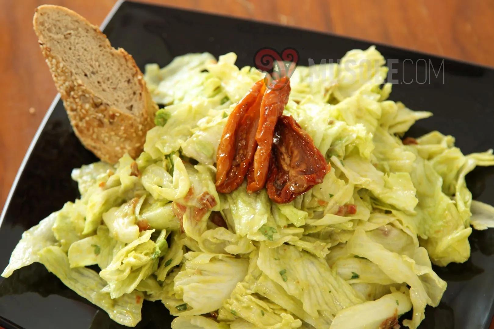 Eisberg-Salat mit Knoblauch-Dressing und sonnengetrockneten Tomaten ...