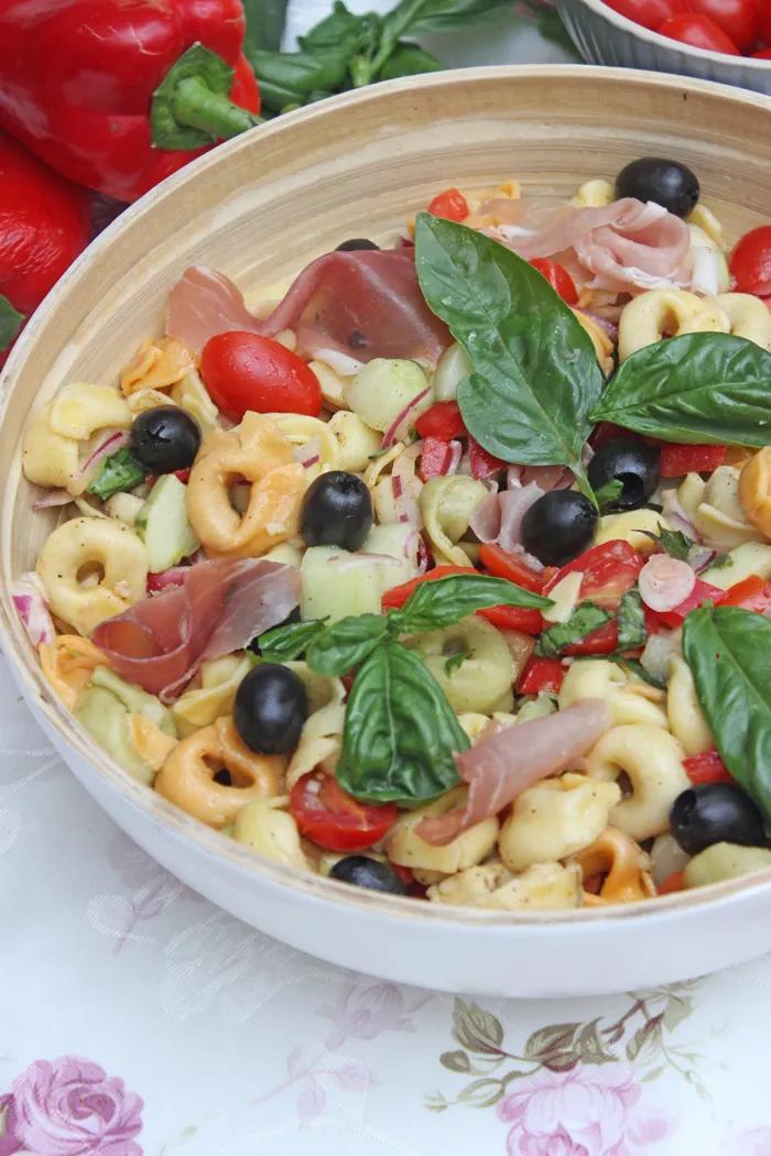 Mega leckerer Tortellini-Salat mit Prosciutto und Oliven