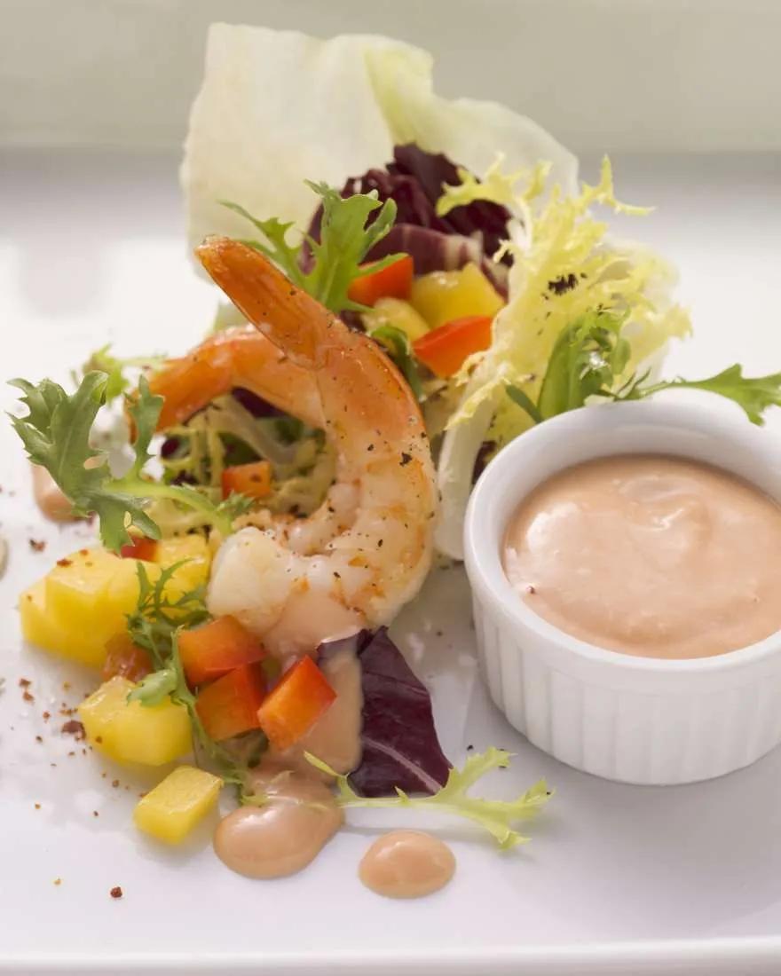 Salat mit Shrimps, dazu Thousand-Isalnd-Dressing Rezept | EAT SMARTER