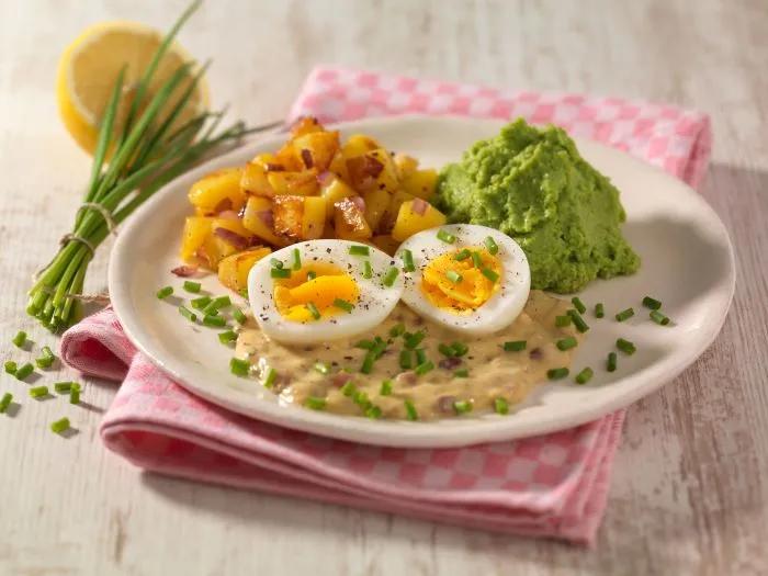 Gekochte Eier in Senfsauce mit Bratkartoffeln und Erbsenpüree – Precon ...