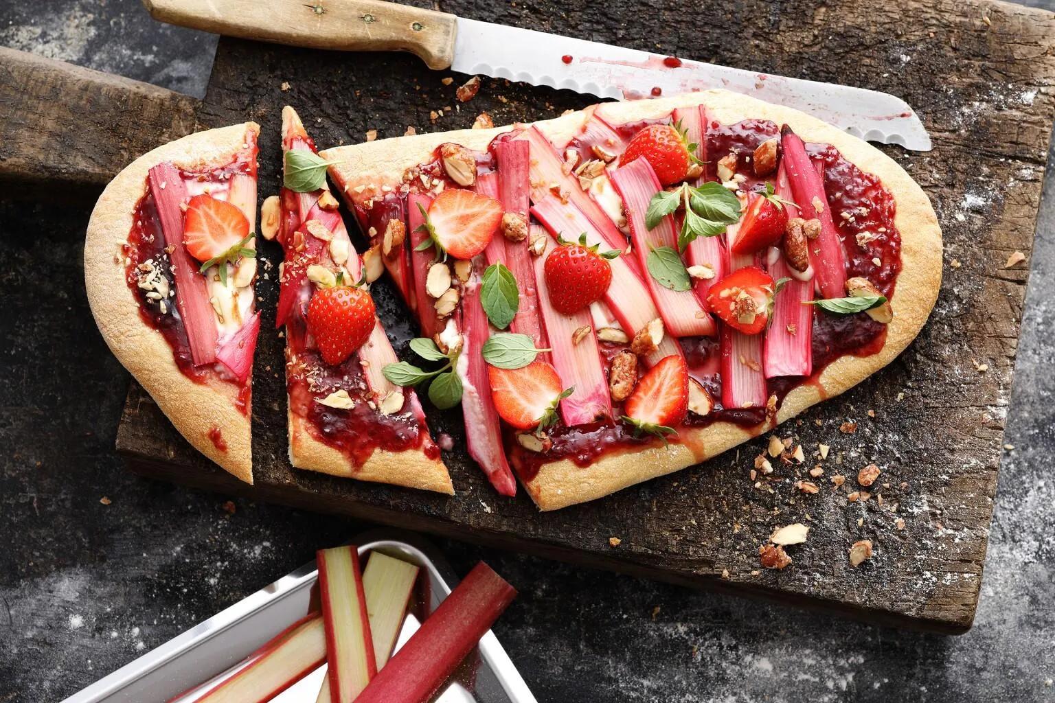 Gegrillte Pizza mit Rhabarber und Erdbeeren - KochForm