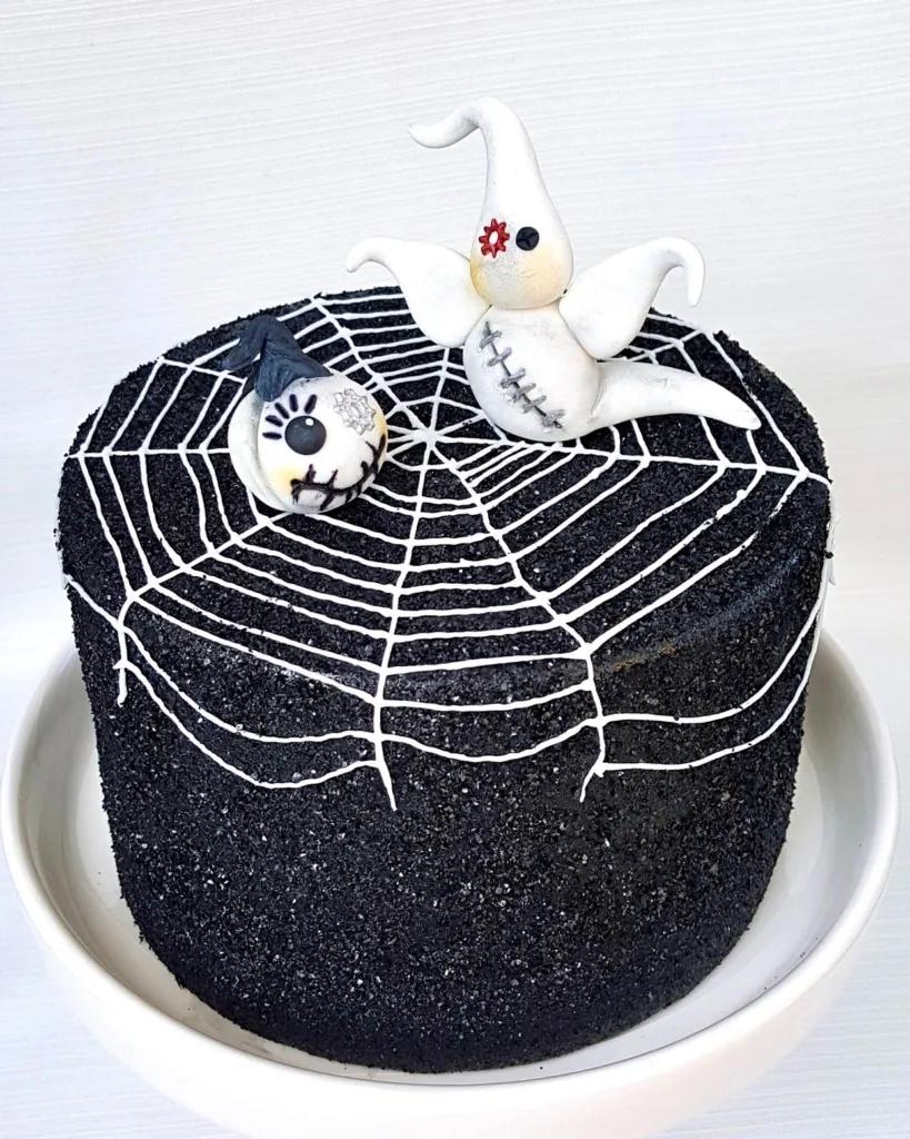 DIY: So macht ihr ein essbares Spinnennetz für eure Halloweentorte ...