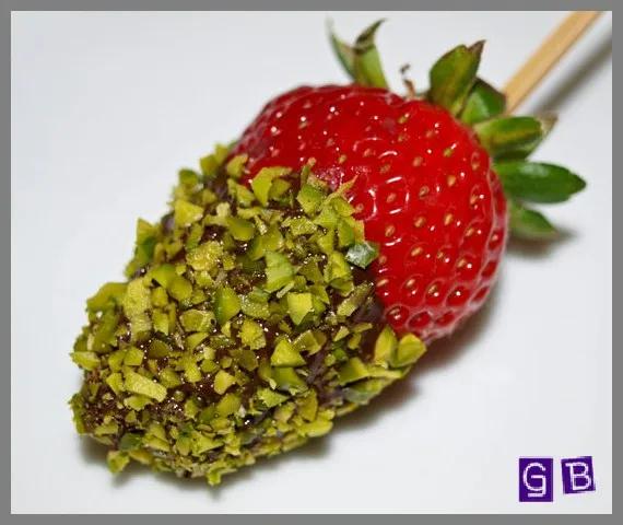 Rezept: Erdbeeren mit Schokolade und Pistaziensplitter