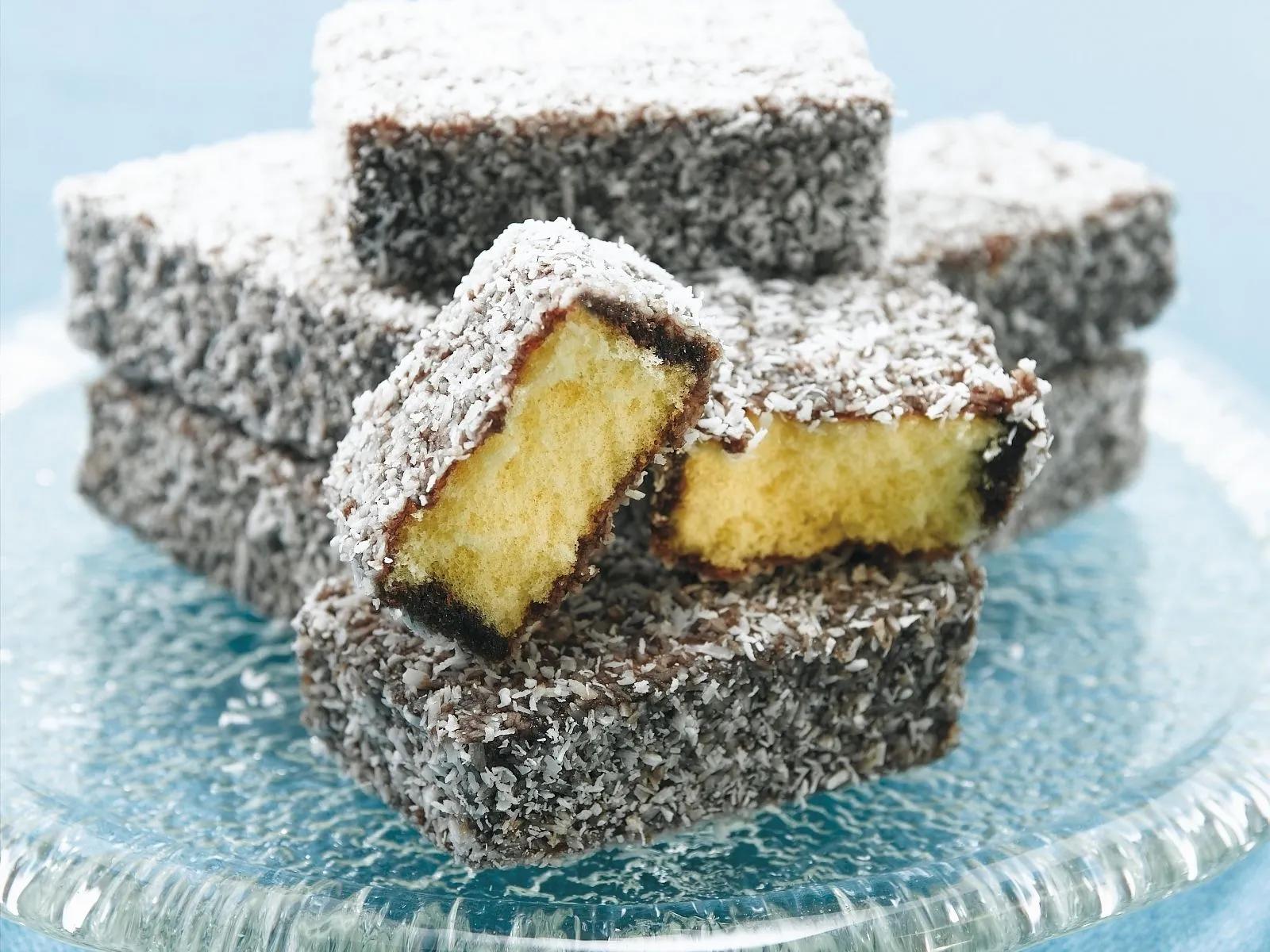 Biskuitkuchen mit Kokos-Schoko-Hülle (Lamingtons) Rezept | EAT SMARTER