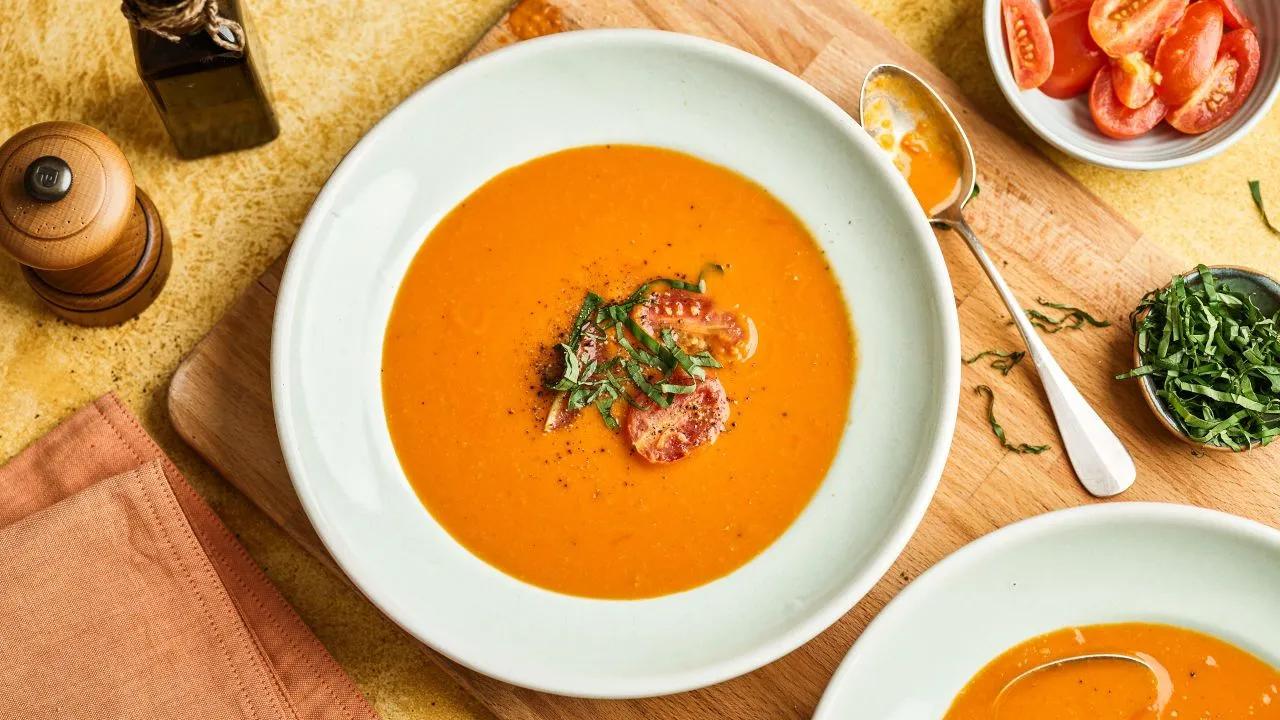 Eine schnelle, einfache und leckere Tomaten-Suppe mit einer ...