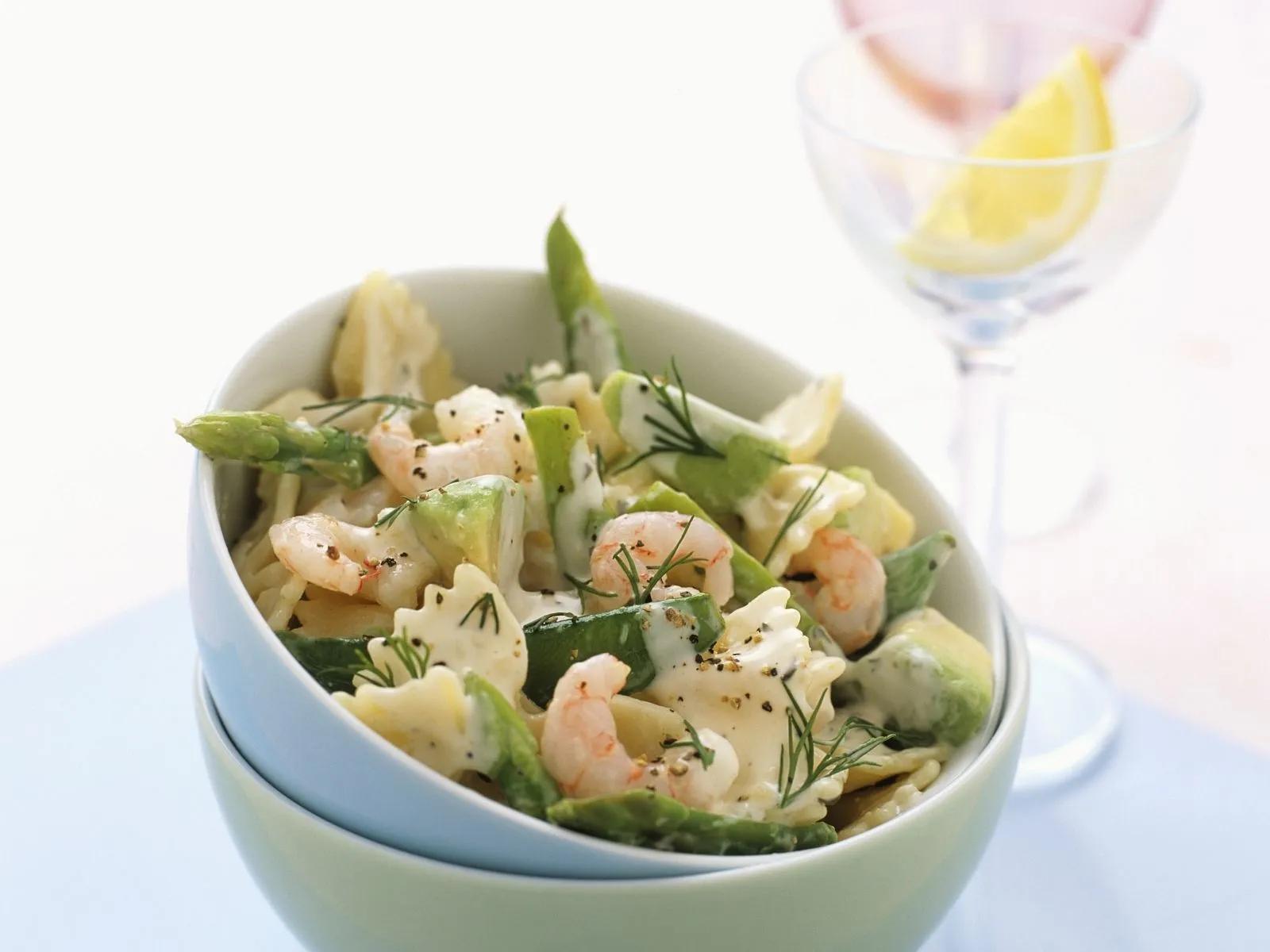 Salat aus grünem Spargel, Garnelen und Zuckerschoten Rezept | EAT SMARTER