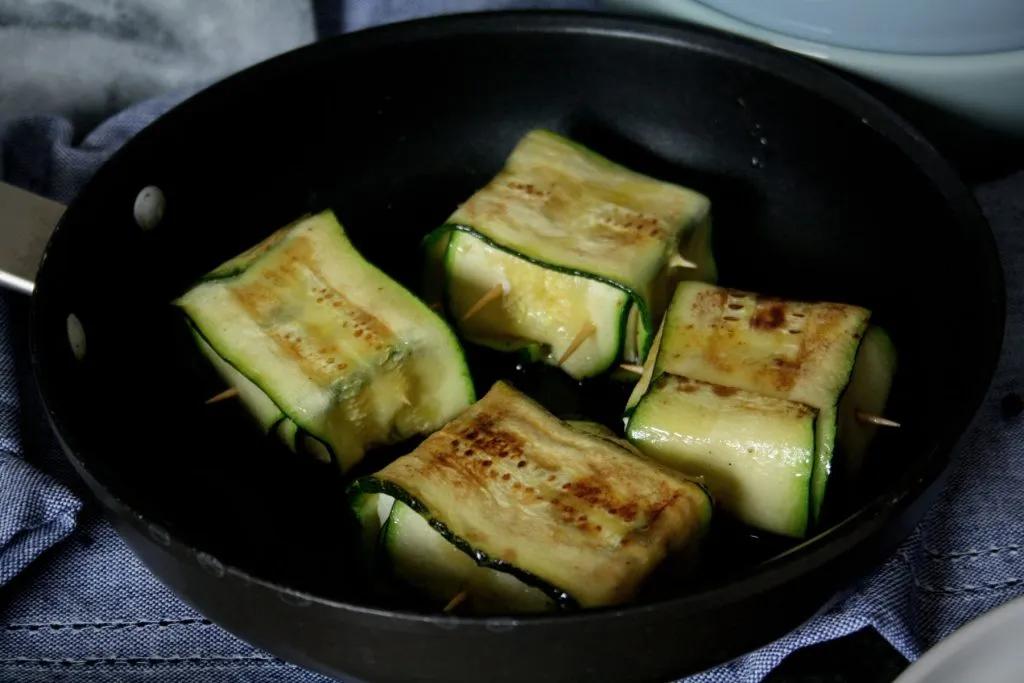Zucchini-Feta-Päckchen auf Feldsalat | Rezept auf carry on cooking