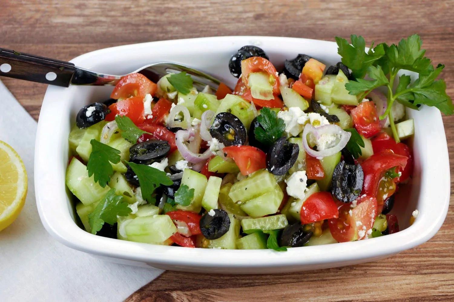 [Low Carb] Griechischer Salat mit Tomaten, Gurken, Oliven und Feta ...