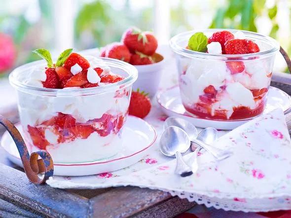 Erdbeer-Dessert mit frischen Sommerfrüchten | LECKER
