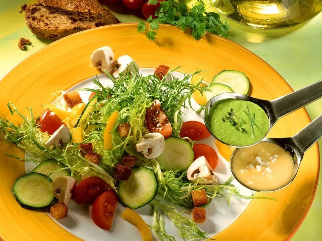 Bunter Salat mit Kräutersauce und Vinaigrette Rezept | EAT SMARTER