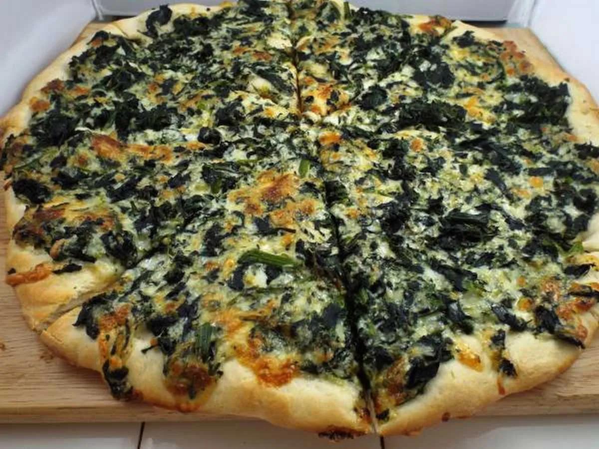 Pizza spinaci e formaggio: senza lievito e pronta in pochi minuti