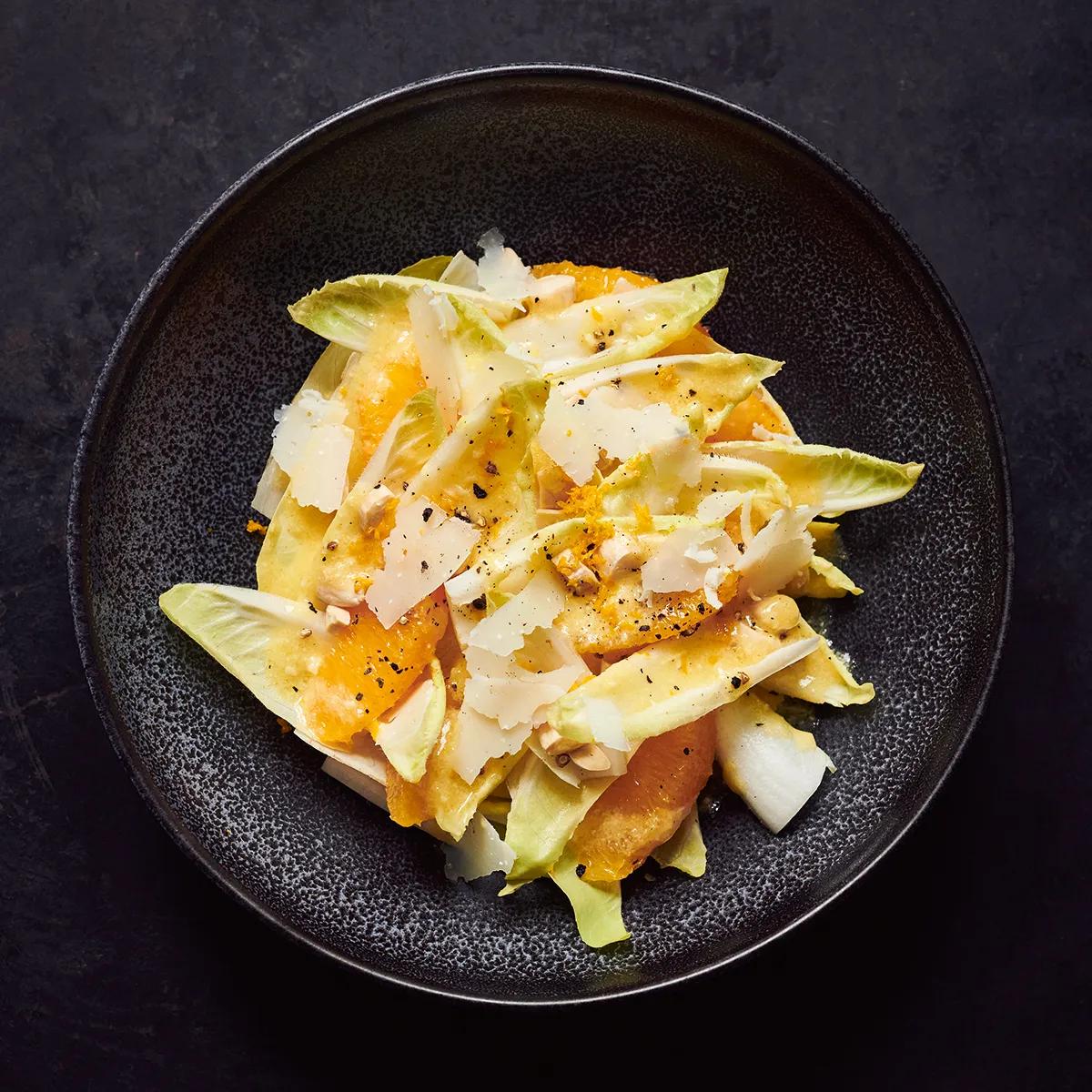 Chicorée-Orangen-Salat mit Pecorino &amp; Honig | Rezept von Tanja Grandits