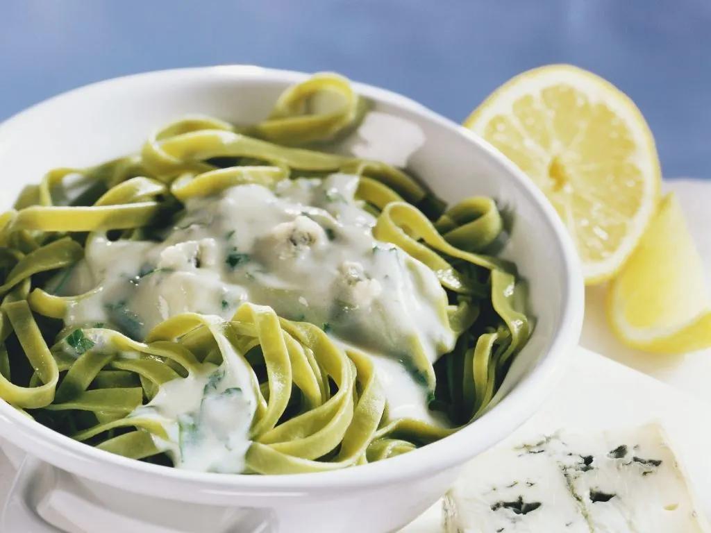 Grüne Pasta mit Gorgonzolasoße Rezept | EAT SMARTER