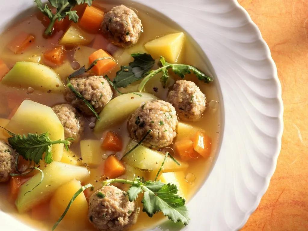 Gemüsesuppe mit Hackfleischbällchen Rezept | EAT SMARTER