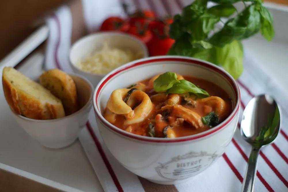 Aus dem Slowcooker: Tortellini-Hühnchen-Suppe | Langsam kocht besser