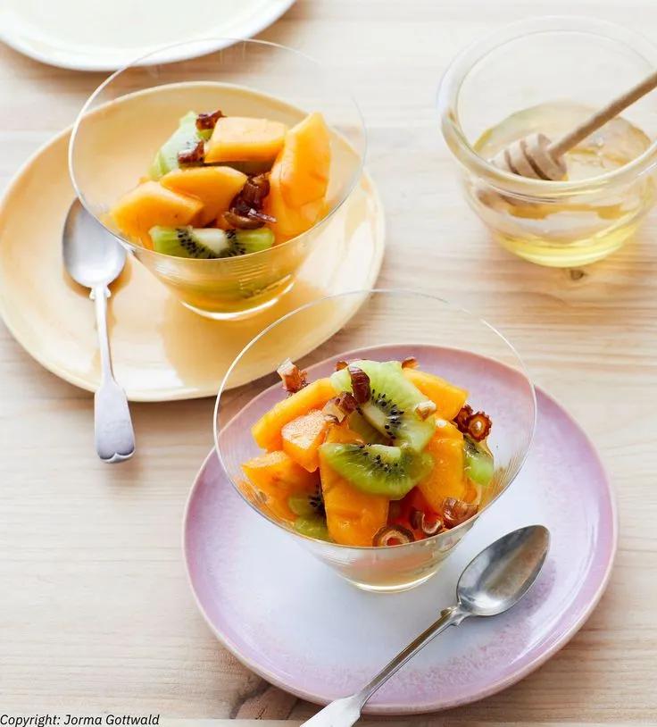 Kaki-Kiwi-Salat in Orangensauce und Dattelstücken von patty89 ...