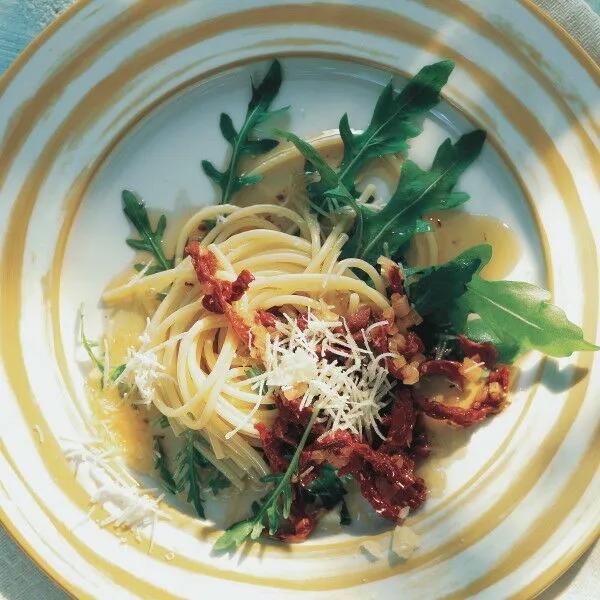 Spaghetti mit Rucola und getrockneten Tomaten Rezept | Küchengötter