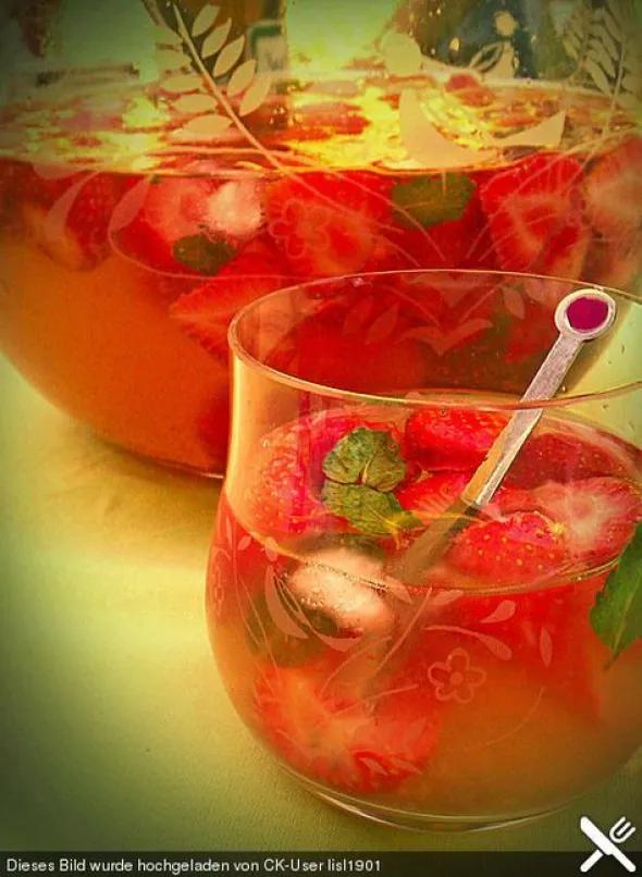 Die Erdbeerbowle mit dem sagenhaften Aroma ein sehr leckeres Rezept aus ...