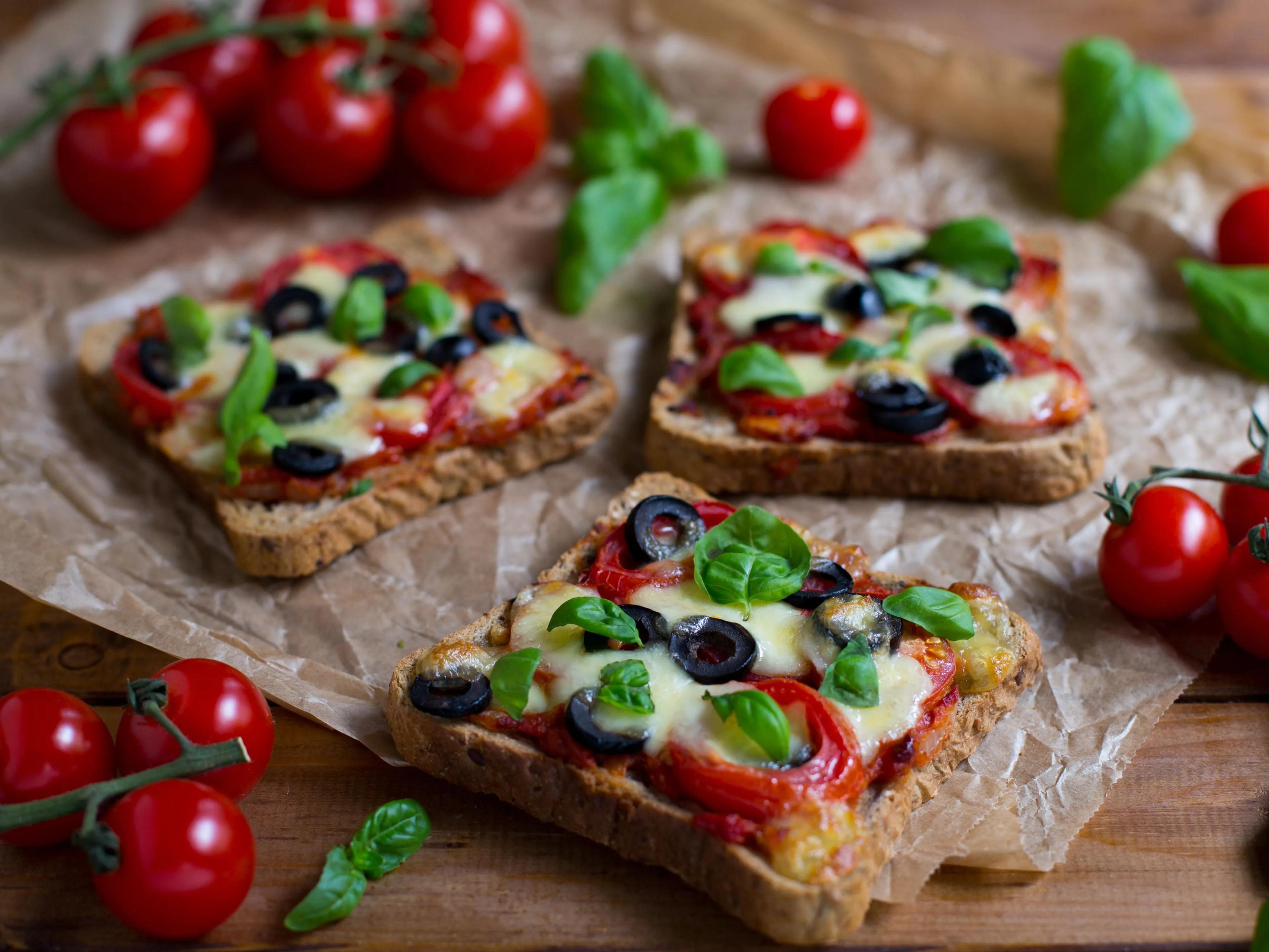 Pizza-Toasts mit Tomaten, Oliven und Mozzarella Rezept | EAT SMARTER