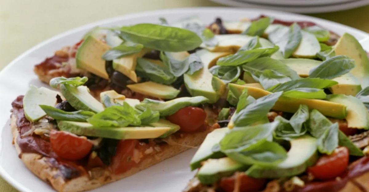 Avocado-Pizza mit Tomaten und Basilikum Rezept | EAT SMARTER