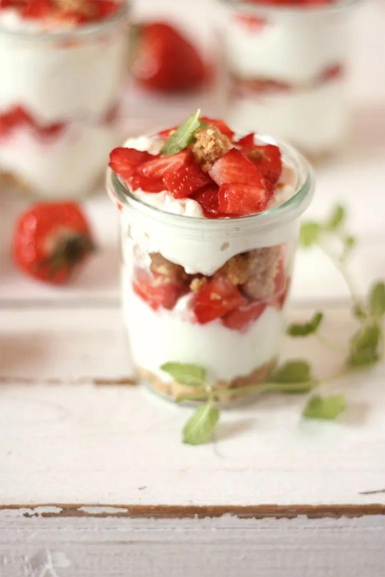 Erdbeer-Crunch mit Mascarpone-Creme - Dinchen´s food &amp; feelings