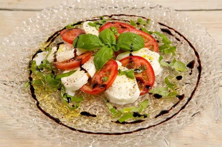 Insalata Caprese mit Tomaten, Mozzarella, Basilikum, Olivenöl und ...