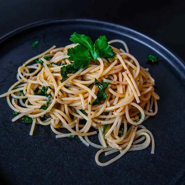 Spaghetti Aglio e Olio » Spaghetti mit Knoblauch und Olivenöl ...