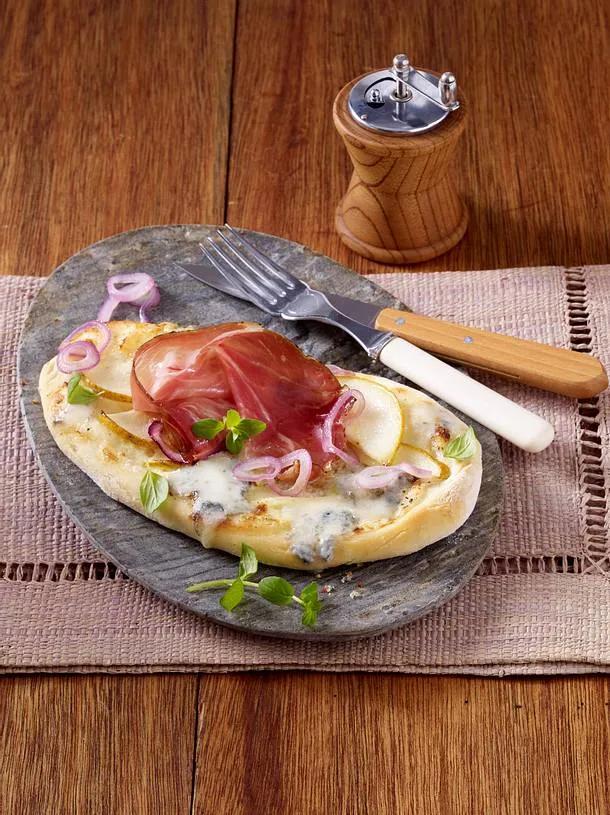 Pizza-Zungen mit Gorgonzola, Birnen und Tiroler Speck Rezept | LECKER